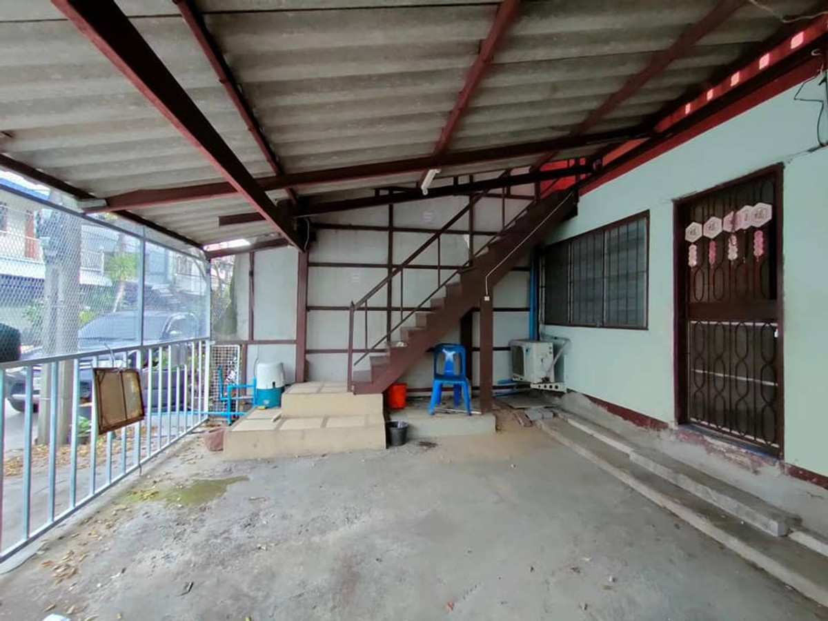 3-story townhouse, wide front, good location near 2 parks, there is a morning and evening market, lots of food, at the entrance of the alley there are 3 7-11 shops, very prosperous.