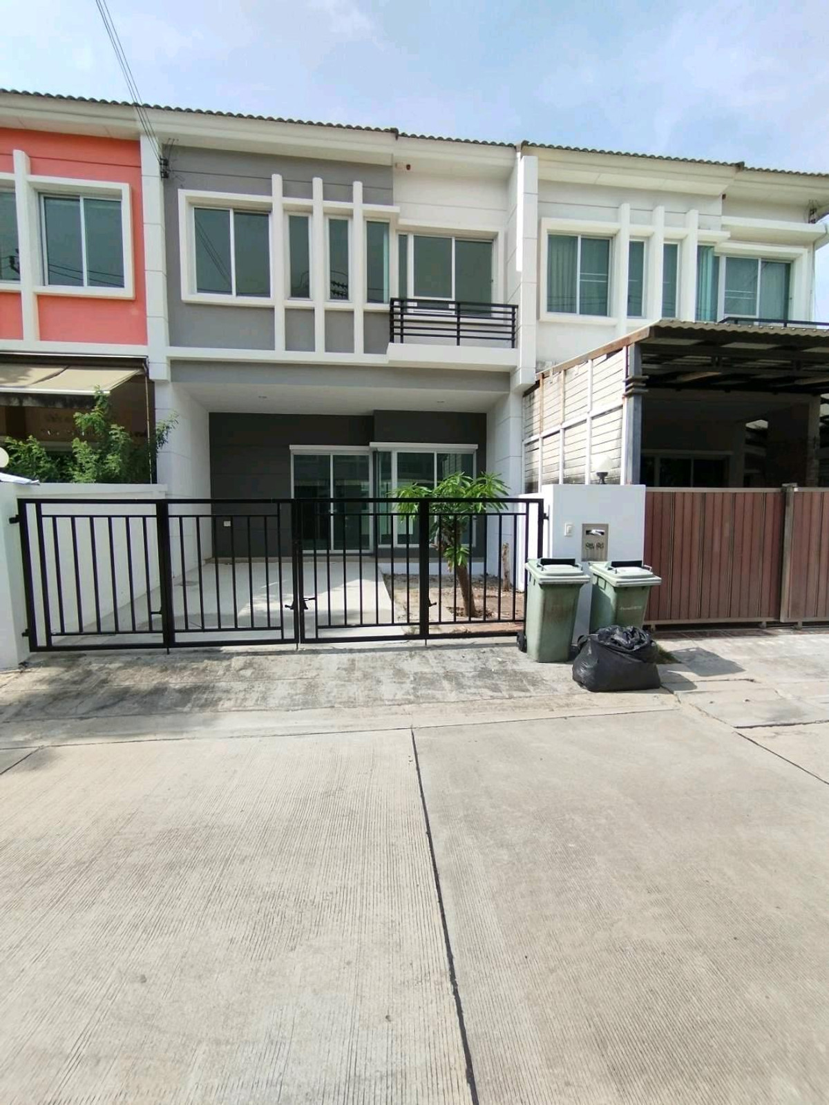 Vista Village 180 Theparak-Wongwaen, Theparak Rd., near Kanchanaphisek Ring Expressway and BTS Bearing Station. – รูปที่ 2