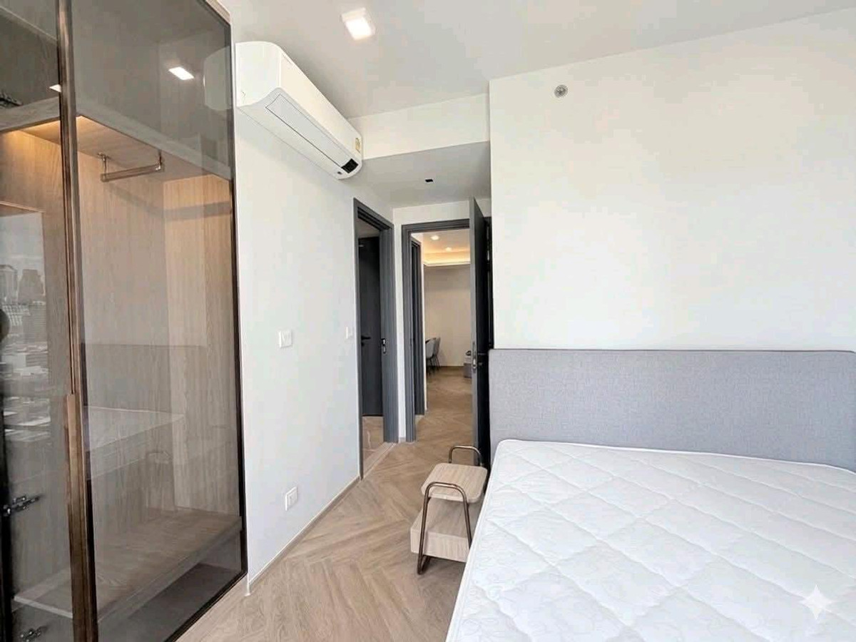 NEWLY RENOVATED – April 2026 | Grand Langsuan

3 Bedrooms | 2 Bathrooms + 1 Guest Bathroom 
📐 146 sqm 🏢 18th Floor | 3 Balconies – รูปที่ 4