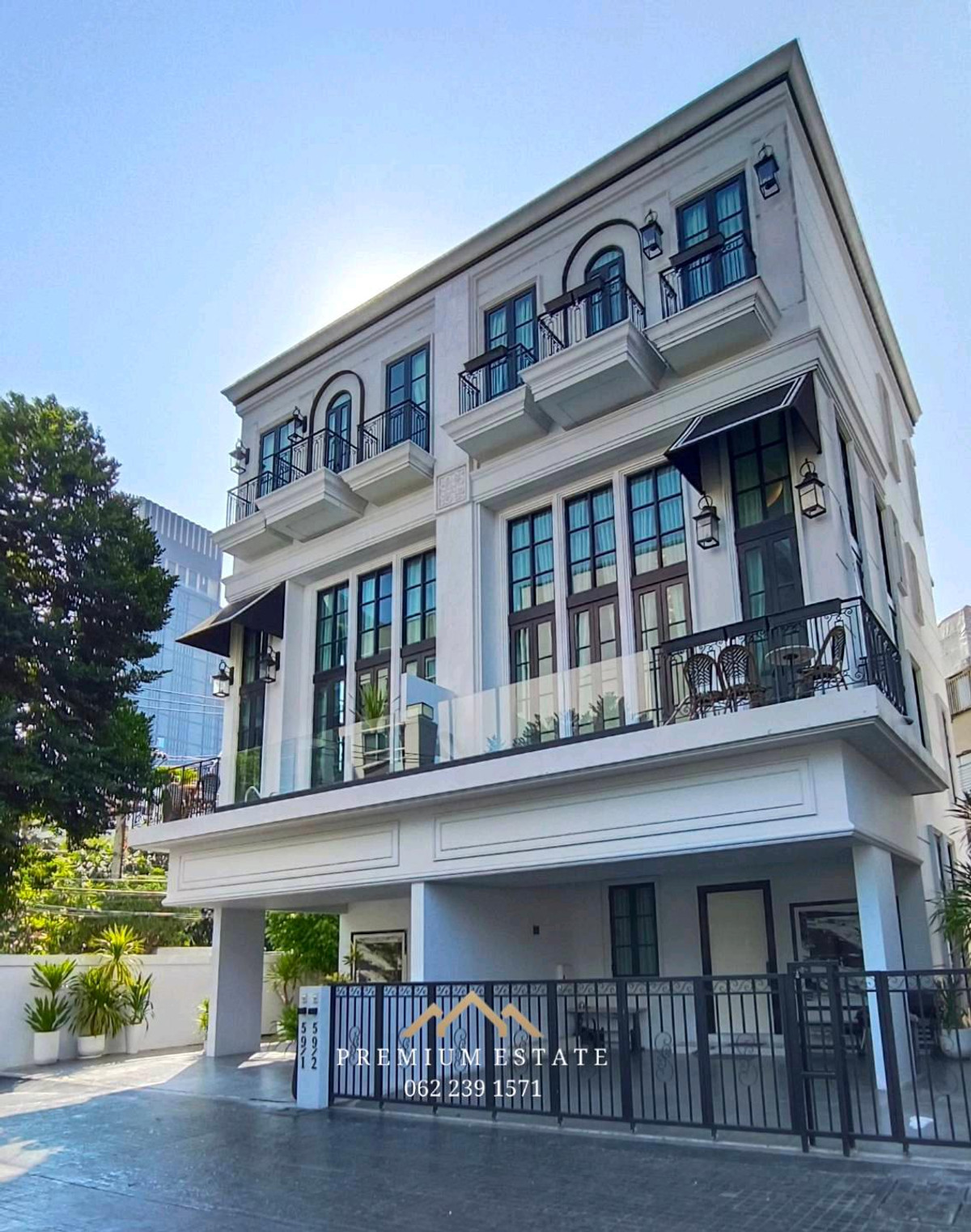 3.5 storey luxury house, Maison Blanche, dream home, Sukhumvit 67 | 300 sq m | BTS Ekkamai only 550 meters. 3.5 storey luxury house, Maison Blanche, dream home, Sukhumvit 67 | 300 sq m | BTS Ekkamai only 550 meters.