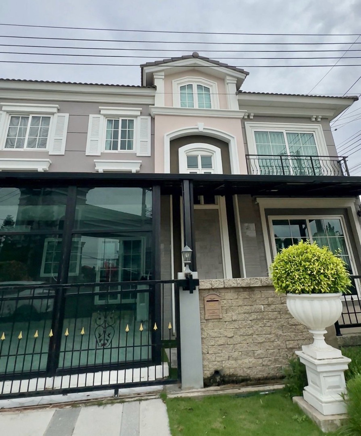 For sale ➖ 2 houses next to each other, 8 bedrooms.
