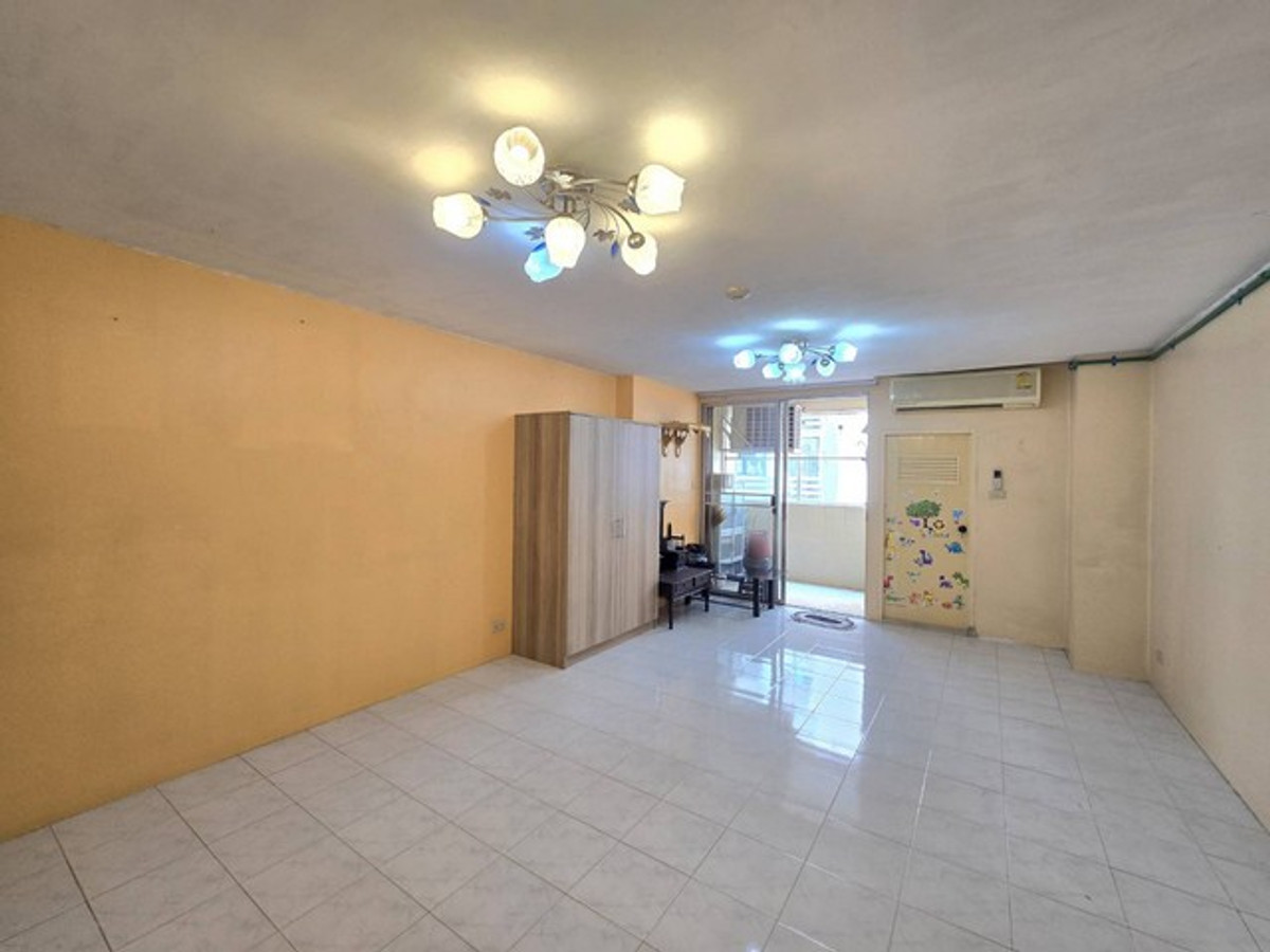Condo for sale, Royal Tower 3, Inthamara 25, beautiful room, ready to move in, less than a million. Condo for sale, Royal Tower 3, Inthamara 25, beautiful room, ready to move in, less than a million.