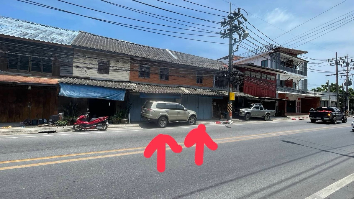 House for sale with land next to the beach on Koh Samui. House for sale with land next to the beach on Koh Samui.