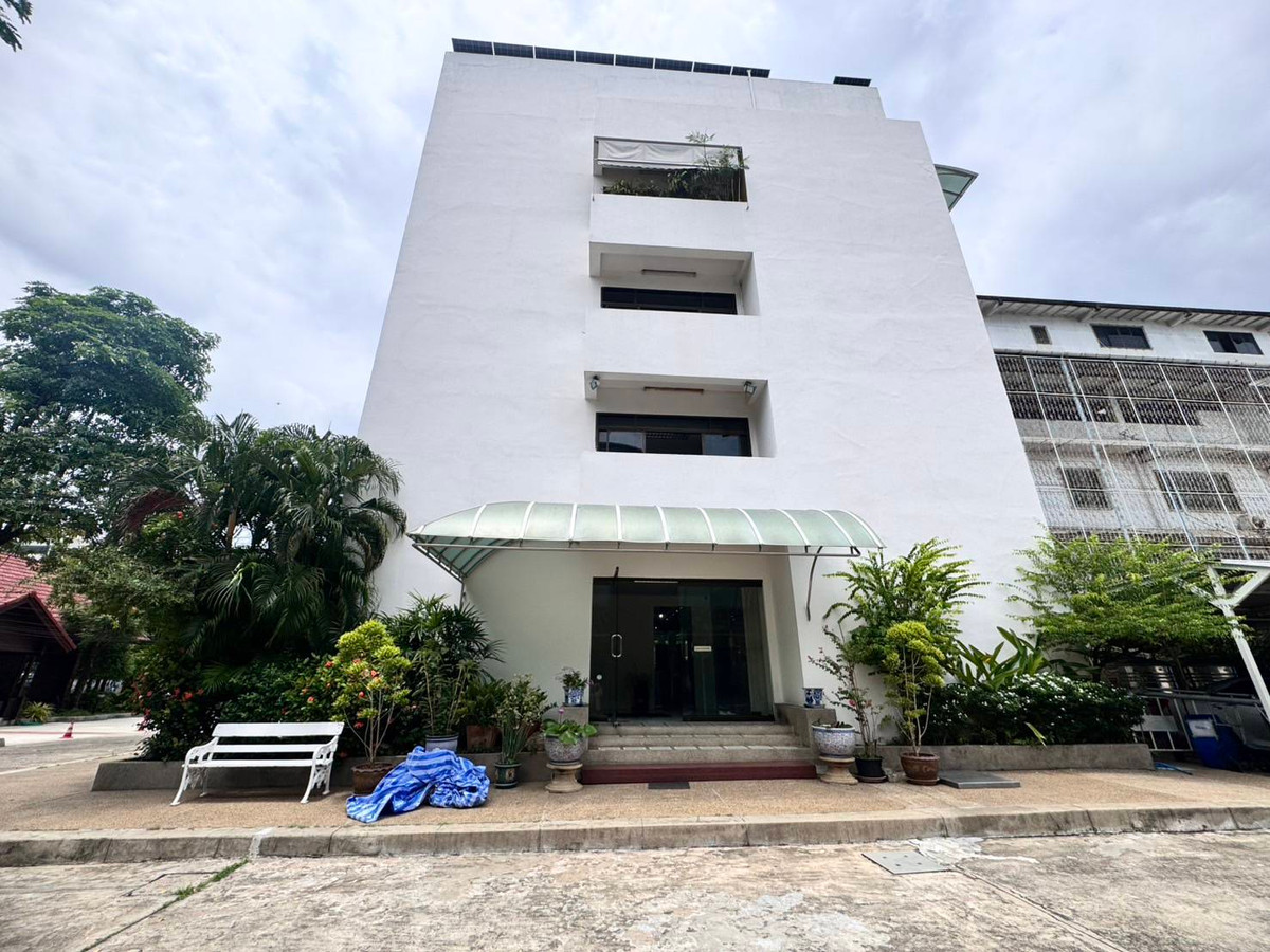 Showroom for rent at Pattanakarn (2nd floor), area 220 sq m., good location with parking, Pattanakarn Rd., Suan Luang (N.1443)