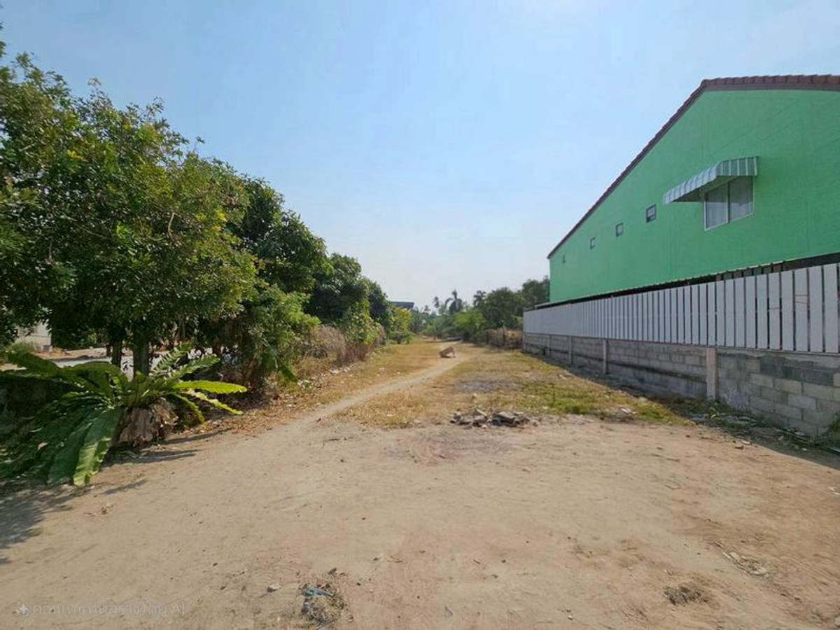 Vacant land for sale, located on the main road leading to Khao Kheow Open Zoo, with constant traffic. Vacant land for sale, located on the main road leading to Khao Kheow Open Zoo, with constant traffic.