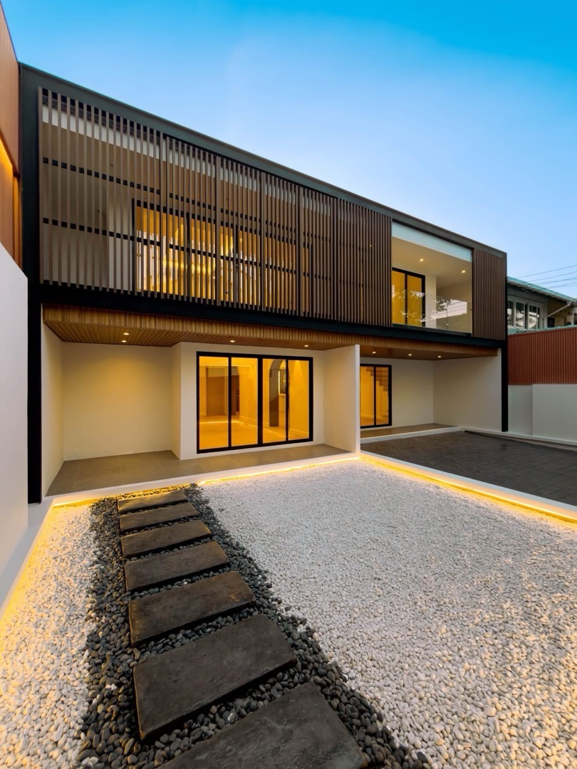 Luxury semi-detached house, ready to move in, Sukhumvit 81 / 4 bedrooms, 3 bathrooms / area 62 sq m / 23.9 MB. Luxury semi-detached house, ready to move in, Sukhumvit 81 / 4 bedrooms, 3 bathrooms / area 62 sq m / 23.9 MB.