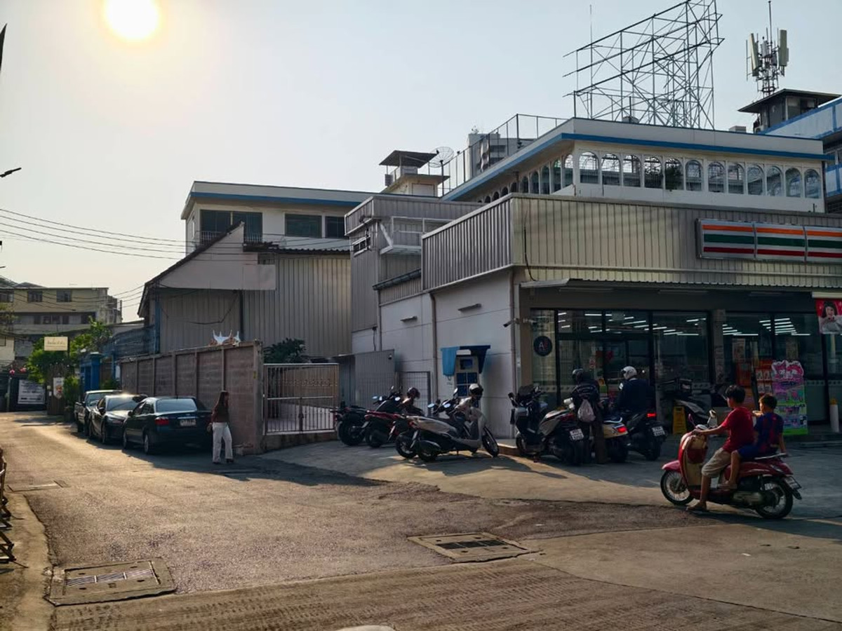 ขายที่ดินพร้อมสิ่งปลูกสร้างบ้าน  3 หลัง ภายในบ้าน208 ตรว.  – รูปที่ 4