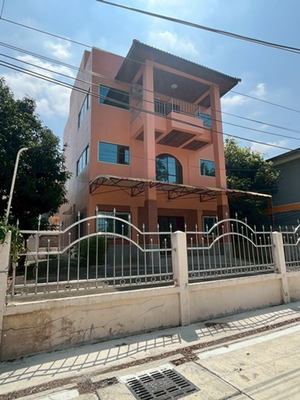 Home office for sale, 3 floors, 75 sq m., Phoenix Park Soi 2 (Soi Iyara 28), Khlong Song Subdistrict, Khlong Luang District, Pathum Thani Province, price 6,800,000 baht. Home office for sale, 3 floors, 75 sq m., Phoenix Park Soi 2 (Soi Iyara 28), Khlong Song Subdistrict, Khlong Luang District, Pathum Thani Province, price 6,800,000 baht.