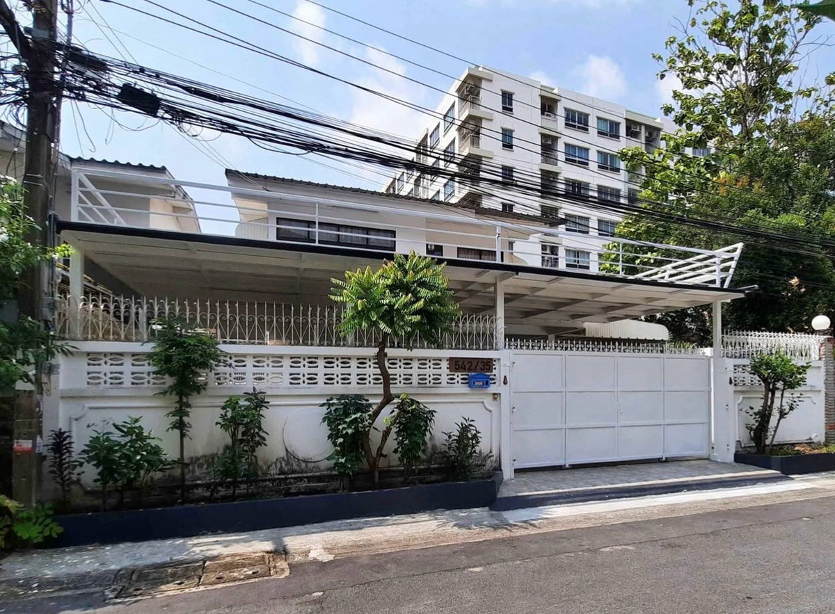 Single house for rent, Soi Pracharat Bamphen, Huai Khwang area, Ratchadaphisek, near MRT - 7-11 and police station. Single house for rent, Soi Pracharat Bamphen, Huai Khwang area, Ratchadaphisek, near MRT - 7-11 and police station.