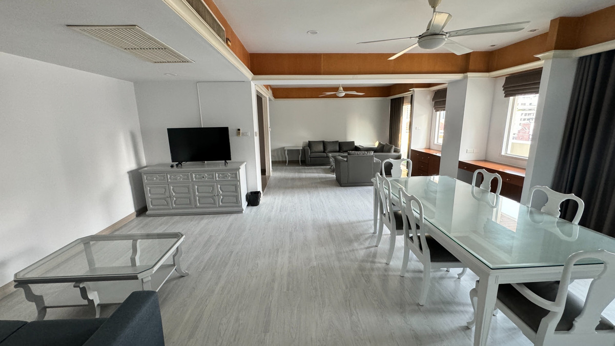 Condo for rent in Nana area, 2 bedrooms, size 200 sq m., fully furnished, near BTS Nana, schools, hospitals. Ready to move in Condo for rent in Nana area, 2 bedrooms, size 200 sq m., fully furnished, near BTS Nana, schools, hospitals. Ready to move in