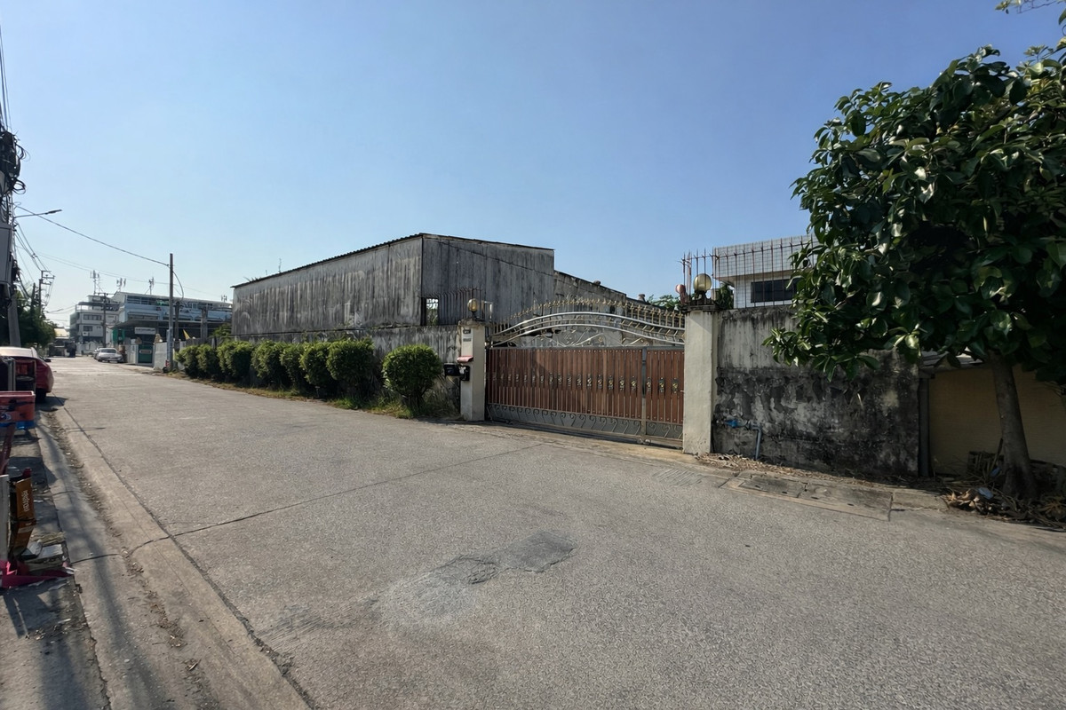 Land for sale with buildings, factory building, 2 office buildings in Soi Phetkasem 41, Phetkasem Road, Bang Khae Subdistrict, Phasi Charoen District, Bangkok.
