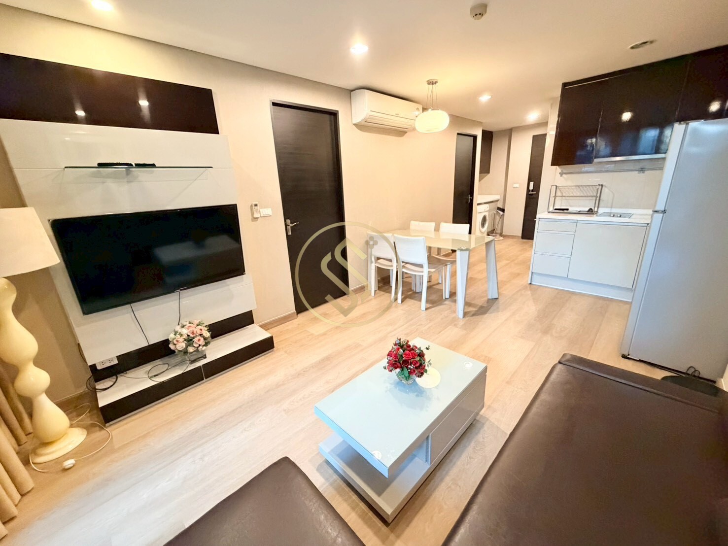 Luxury low rise condo for sale, 8 floors, The Address Pathumwan, next to BTS Ratchathewi, 2 bedrooms, 2 bathrooms, good room condition, ready to move in.