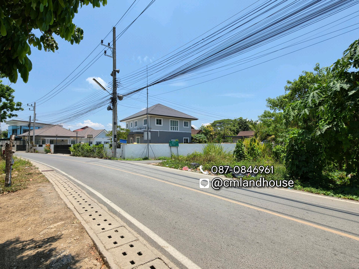 Land next to a road, 203 sq m. Corner plot next to the road on 2 sides, able to trade and do business.
Near the ring road 800 m., Super Highway 1 km., near Chaiyasathan Municipality, Saraphi District, near Thai Watsadu.