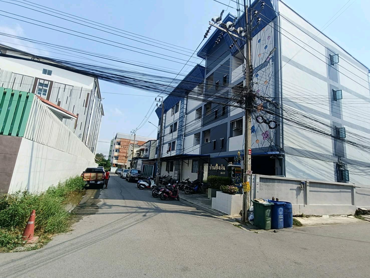 Urgent sale! 4-story apartment, 43 rooms, opposite Big C Bang Phli. Prime location in a community area full of people! Built no more than 10 years Urgent sale! 4-story apartment, 43 rooms, opposite Big C Bang Phli. Prime location in a community area full of people! Built no more than 10 years