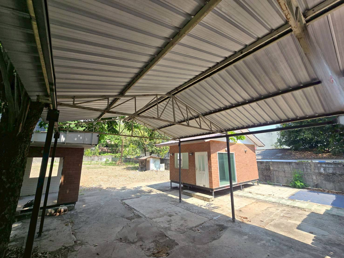 Space for rent With building Sukhumvit 77 near BTS On Nut (N.2042) Space for rent With building Sukhumvit 77 near BTS On Nut (N.2042)