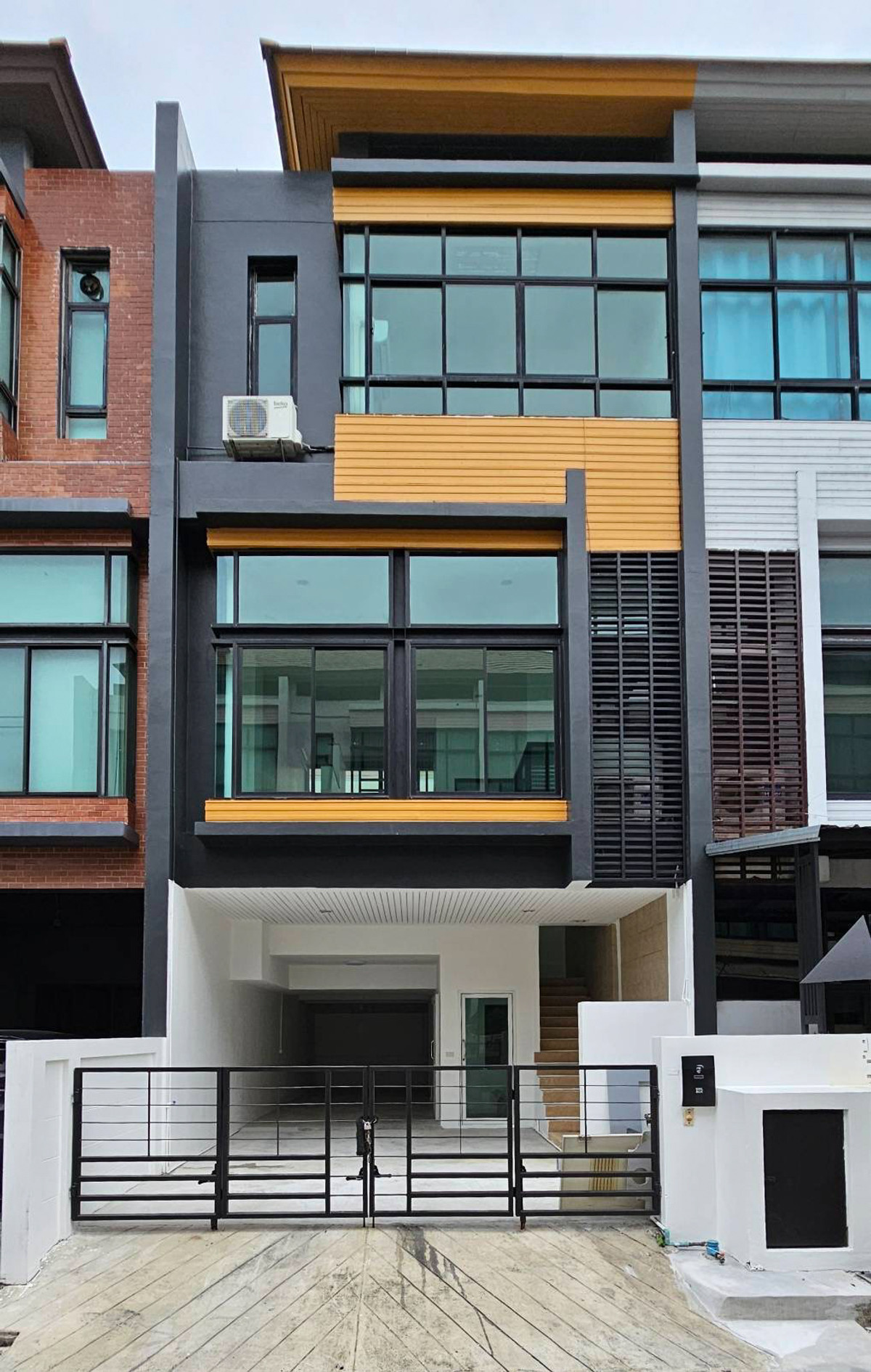 ทาวน์โฮม 3.5 ชั้น ทาวน์อินทาวน์ ใกล้โรงเรียนบดินทร์เดชา - โรงเรียนนานาชาติ เชื่อมต่อเส้นเลียบทางด่วนได้ทันที พร้อมเดินทางไปเอกมัย-ทองหล่อ 🚘
