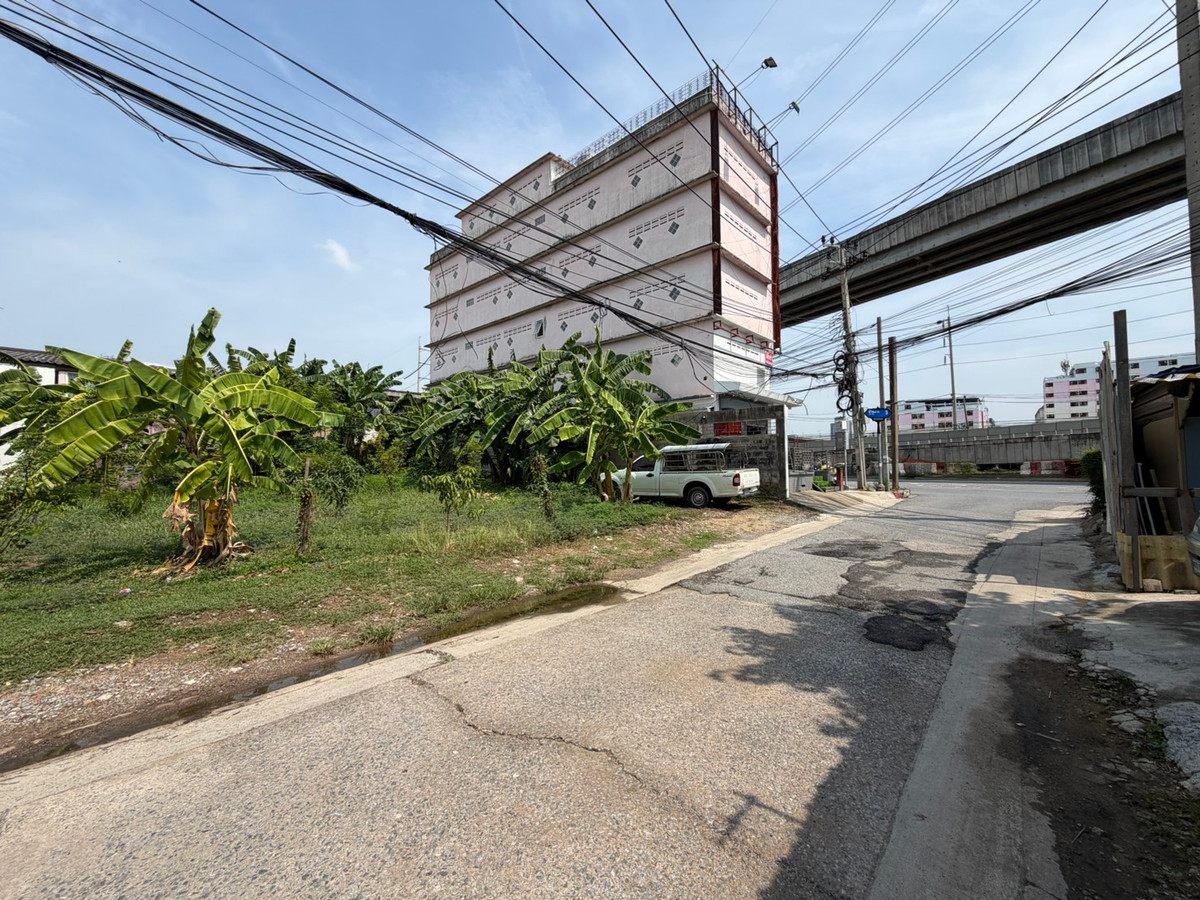 Land for sale in Hua Mak Soi 3, entrance to the alley, 193 sq m, width 30 m, depth 26 m, soil filled in level with the road, selling for 30.9 million.