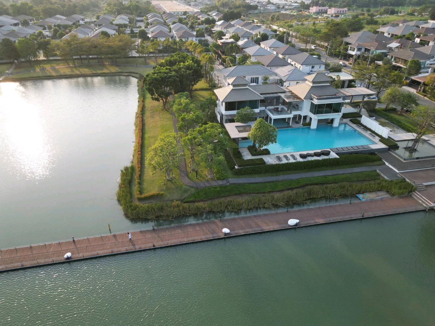 House next to the lake, Manthana Lake Watcharapol, corner plot, lake view for your every day. Its a real vacation. House next to the lake, Manthana Lake Watcharapol, corner plot, lake view for your every day. Its a real vacation.