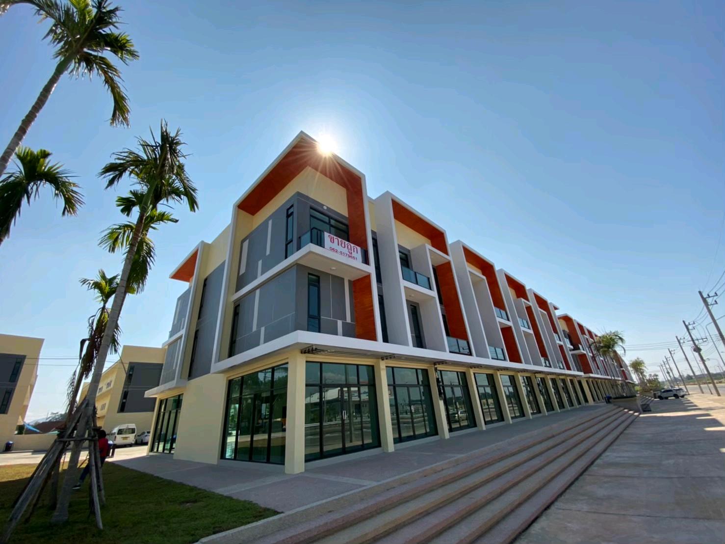 Commercial building for sale, prime location, Chiang Rai Airport bypass. Commercial building for sale, prime location, Chiang Rai Airport bypass.