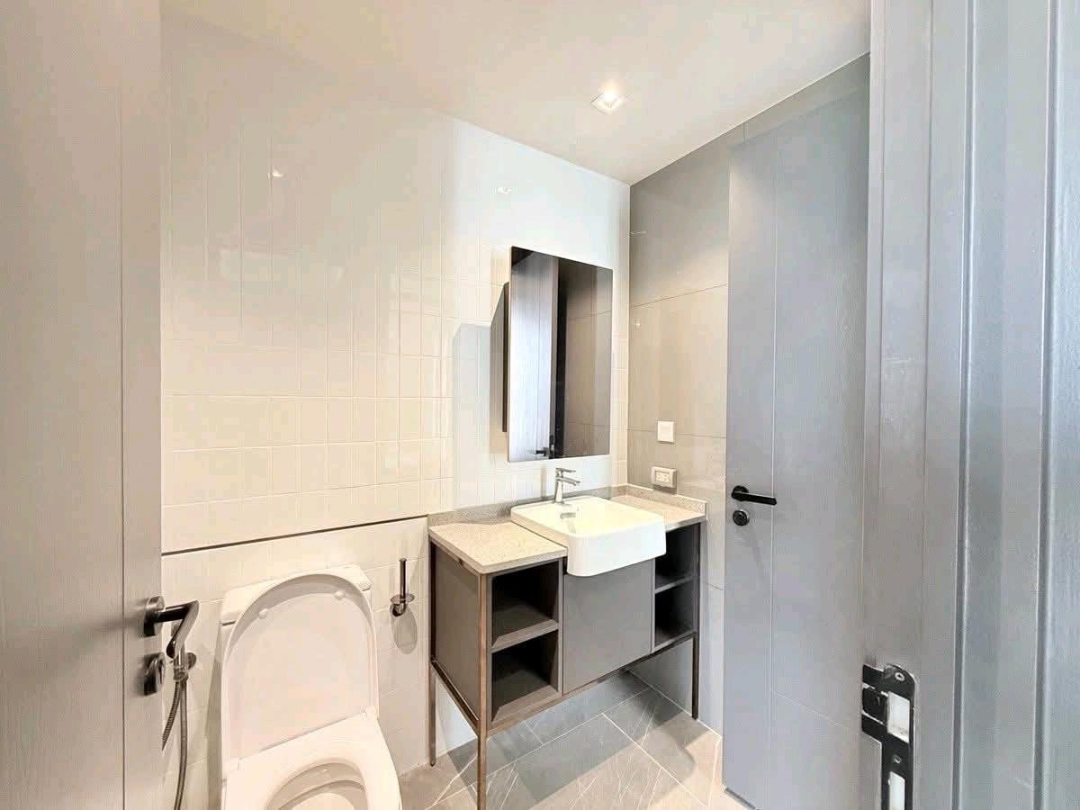 NEWLY RENOVATED – April 2026 | Grand Langsuan

3 Bedrooms | 2 Bathrooms + 1 Guest Bathroom 
📐 146 sqm 🏢 18th Floor | 3 Balconies – รูปที่ 3