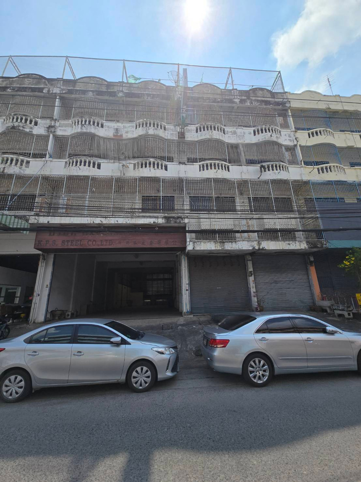 Commercial Building for Sale – 4 Connected Units on Thepharak Road (Triumph Center Area) 4.5 floor With 5-Ton Crane | Ideal for Warehouse & Factory | Truck Access Available Commercial Building for Sale – 4 Connected Units on Thepharak Road (Triumph Center Area) 4.5 floor With 5-Ton Crane | Ideal for Warehouse & Factory | Truck Access Available