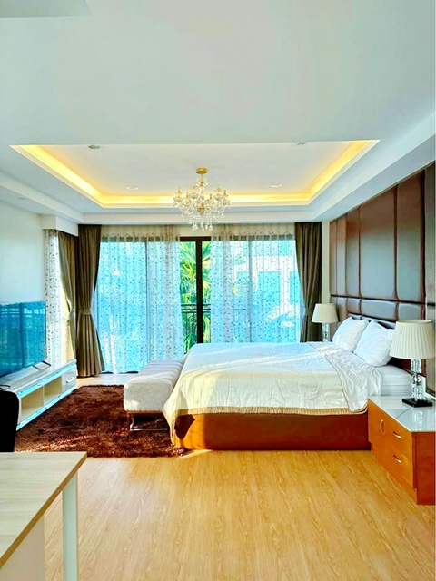 เฟอร์ครบ 6นอน 4ปีมีครั้ง กรุงเทพกรีฑา 800ม. พระราม9 Pool Villa สนามกอล์ฟ คฤหาสน์ 3ชั้น 6น้ำ ม.นานาชาติแสตมฟอร์ด 250ม. 200ตร.วา. 650ตร.ม. – รูปที่ 3