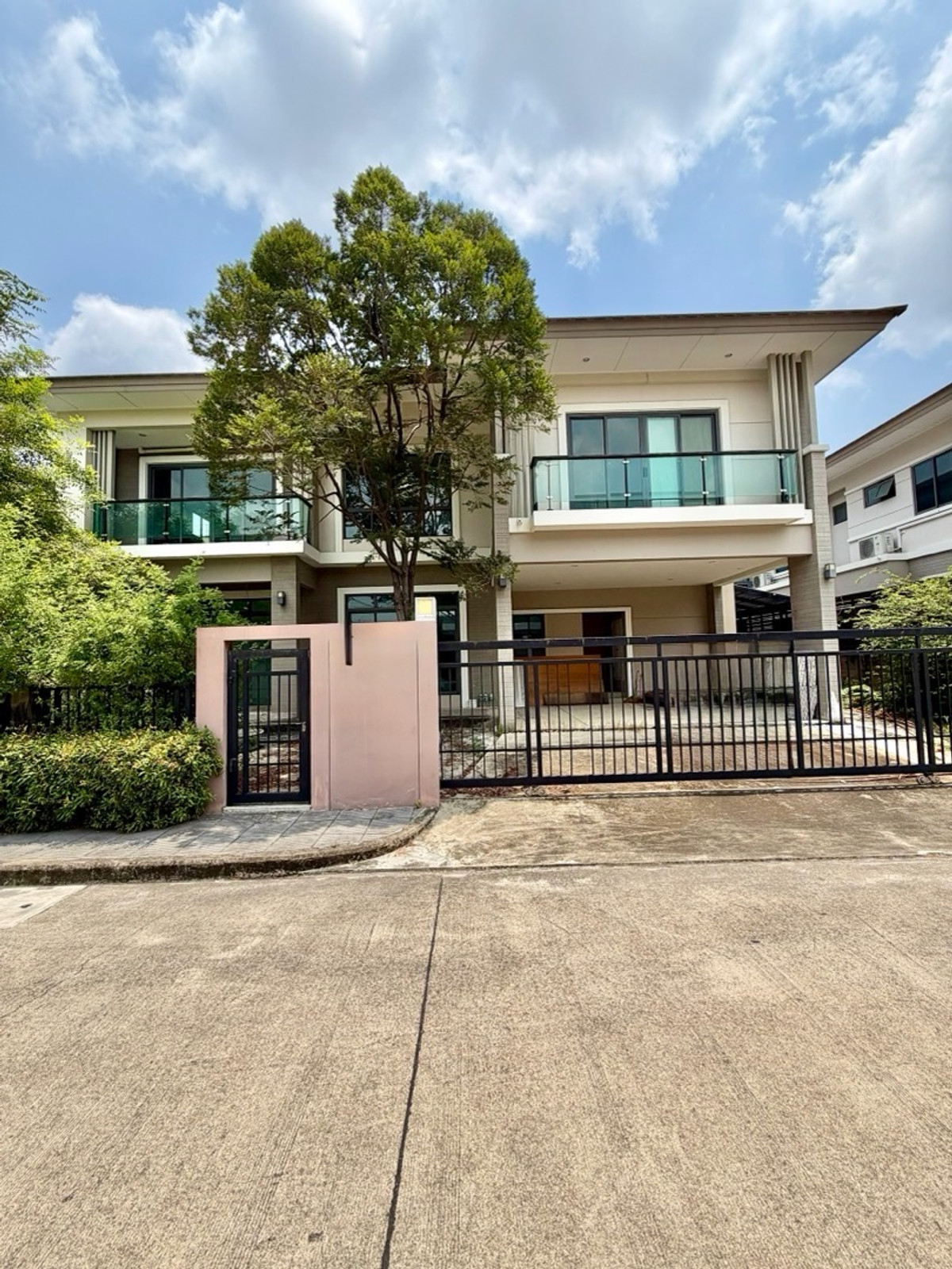 House for Sale at The Palm Patthanakarn 4 Bedrooms 288 sq.m Land 76.8 sq.w Near International Schools and Expressway House for Sale at The Palm Patthanakarn 4 Bedrooms 288 sq.m Land 76.8 sq.w Near International Schools and Expressway
