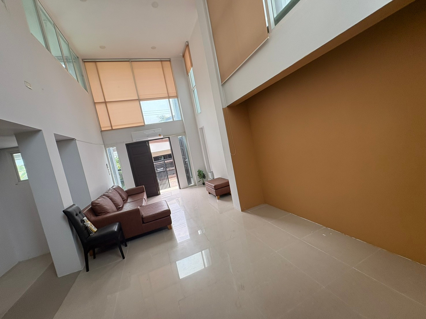For Rent: 3-Storey Townhome, Only 2 km from BTS Ekkamai Located in Pridi Banomyong 31 Land size 27 sq.wah | Usable area 178 sq.m. 3 bedrooms, 3 bathrooms – รูปที่ 2