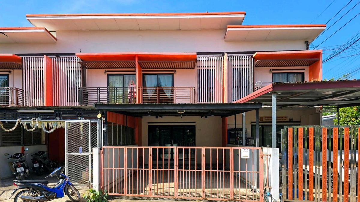 Urgent sale, 2-story townhouse, Tha Phra, behind the coke factory, 2.09 million.