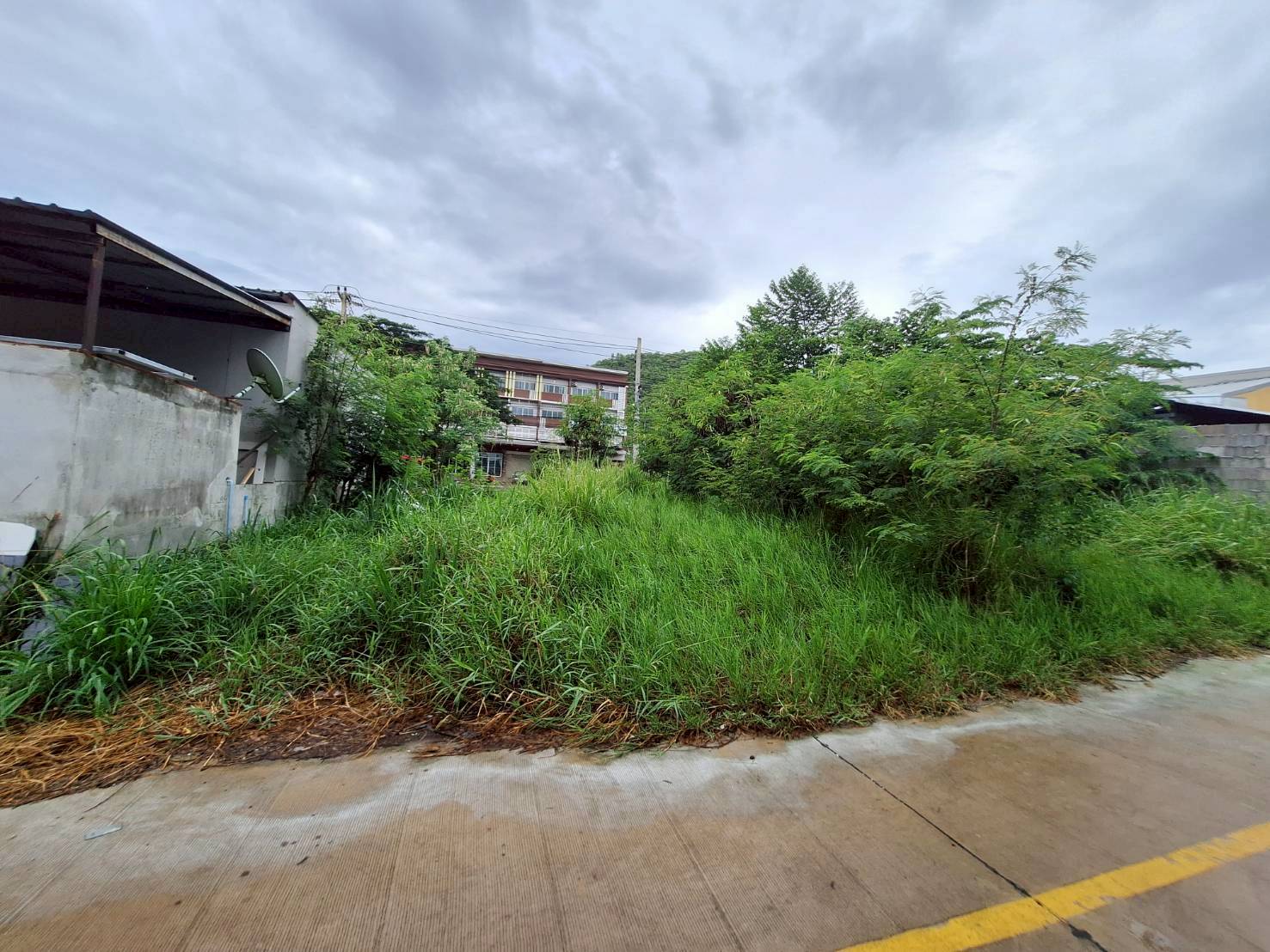 Land for sale, 25 sq m, on the main road, Hua Hin-Huai Mongkol. Suitable for building a shophouse. Doing business The back of the house is next to the alley road. Convenient for parking, selling for 1.3 million, free transfer fee.