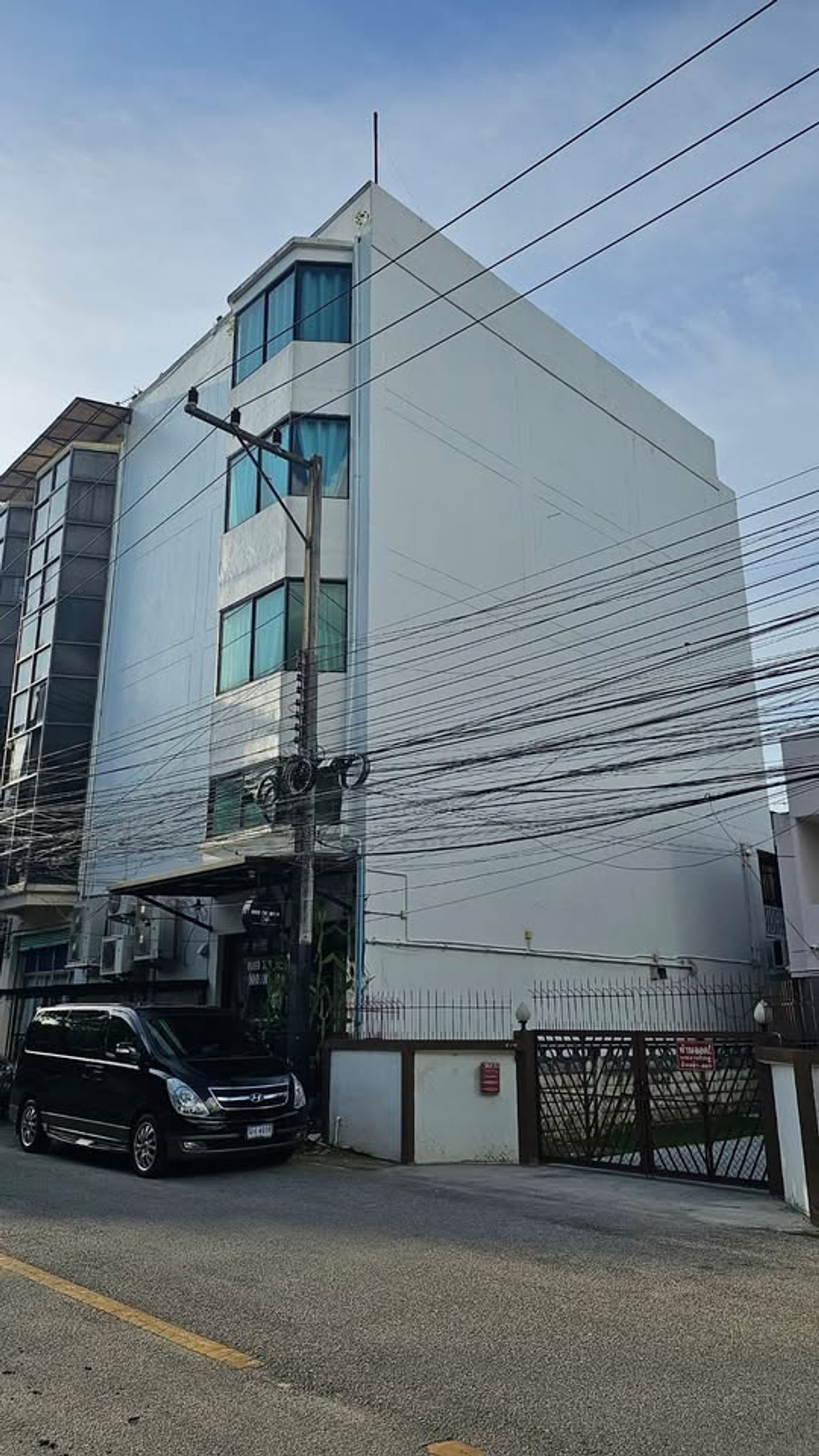4.5-Storey Commercial Building (Near Old City) have rooftop, Fully renovated — ready to operate immediately