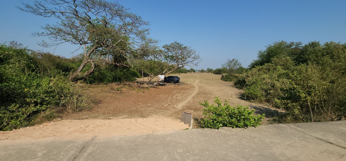 🌿 Land for sale in Phetchaburi, good location, good price 🌿 Area 25 rai 3 ngan 30 sq m 💰 Price only 12,910,000 baht (500,000 baht per rai)