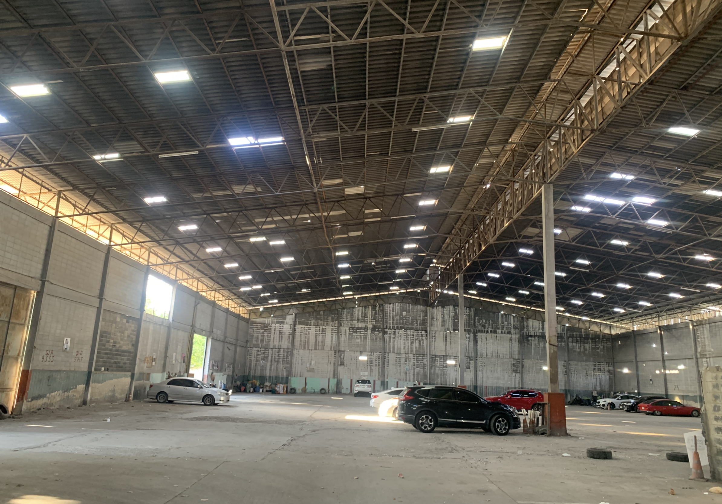 High-rise warehouse for rent With parking
