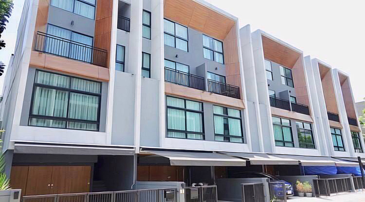 Townhome for sale at Arden Pattanakarn, Soi Pattanakarn 20 Townhome for sale at Arden Pattanakarn, Soi Pattanakarn 20