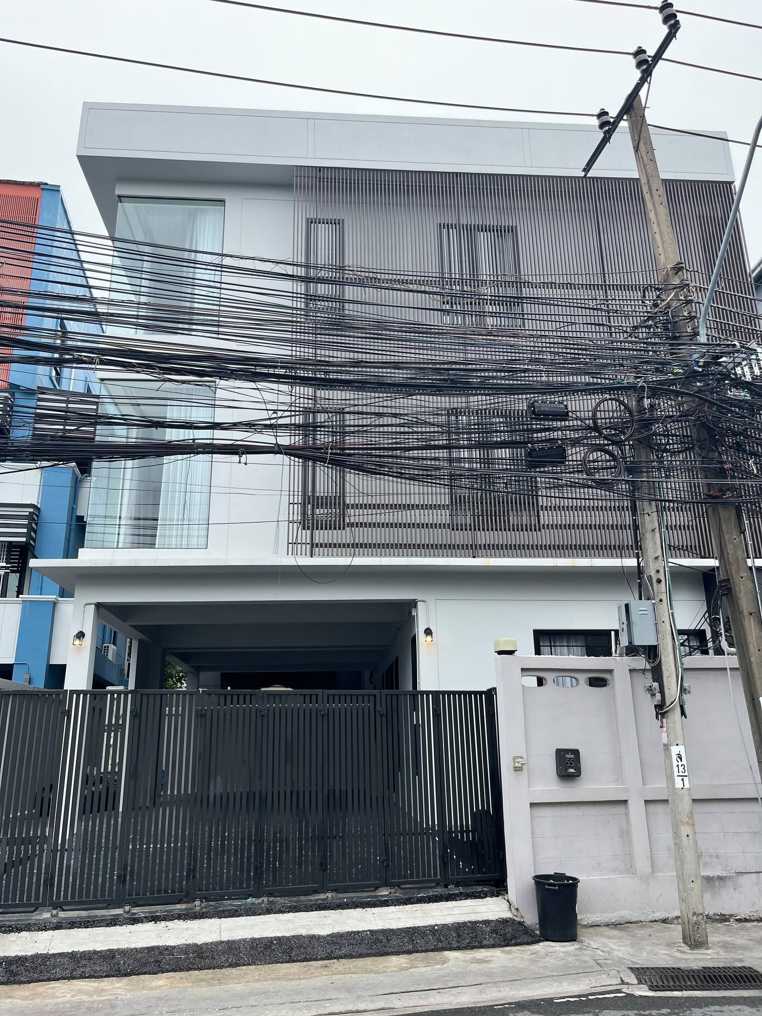 ให้เช่าบ้านเดี่ยว 3 ชั้น รีโนเวทใหม่ทั้งหลัง ทำเลดีใกล้ MRT สุทธิสารใกล้MRT ห้วยขวาง  ถนน 20มิถุนา แอร์6เครื่องเฟอร์นิเจอร์ครบ มี5ห้องนอน5ห้องน้ำ1ห้องแม่บ้าน ราคาเช่า90,000บาท/เดือน