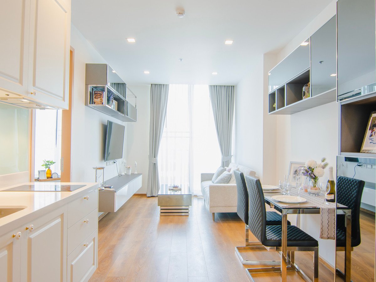 Corner Room 1 Bed with Bathtub Modern Style Good Location Close to BTS Phrom Phong 500 m. at Noble BE33 Condo / For Rent