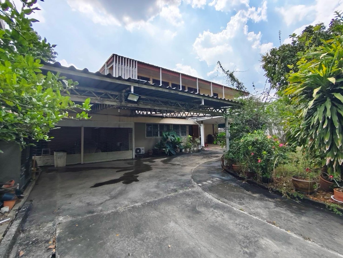 House for rent for business in Thonglor, Sukhumvit area, good location, various places to hang out and New Life Style, high purchasing power. House for rent for business in Thonglor, Sukhumvit area, good location, various places to hang out and New Life Style, high purchasing power.