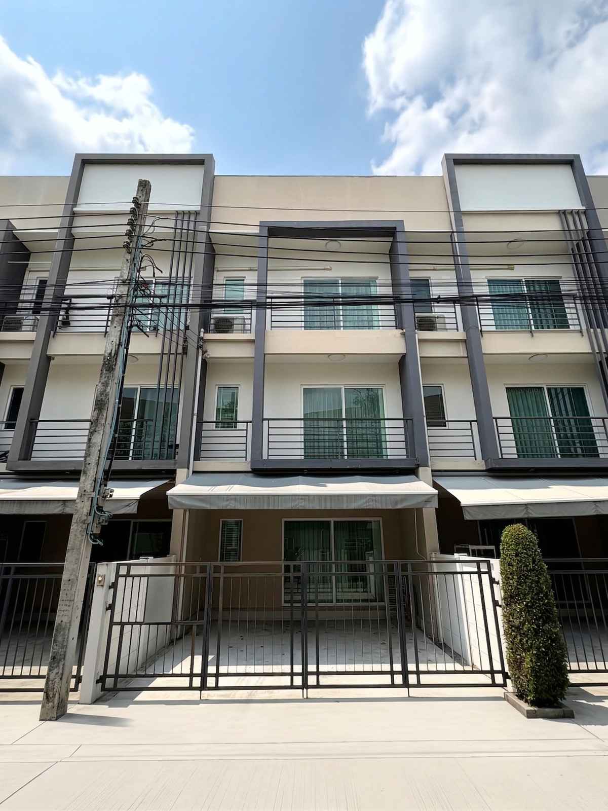 3-Story Townhome in On Nut Zone – Near BTS On Nut