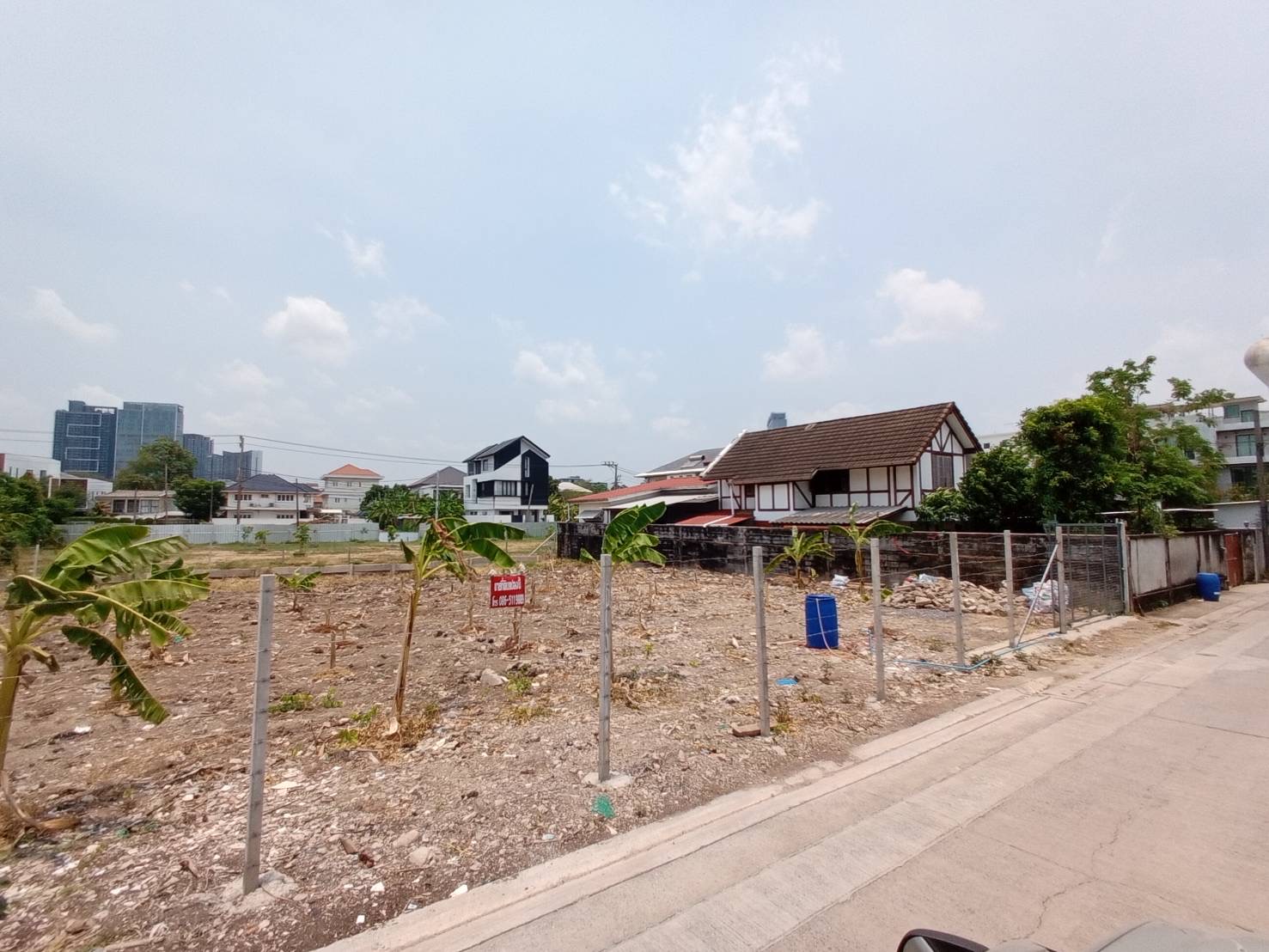 Empty land for sale, already filled in, Ramkhamhaeng Soi 18, good location, convenient travel, near the Orange Line. Empty land for sale, already filled in, Ramkhamhaeng Soi 18, good location, convenient travel, near the Orange Line.