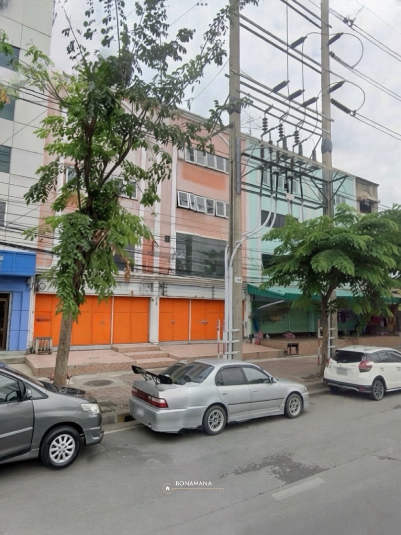 Commercial building for sale next to Sathorn-Charoenrat Road. Commercial building for sale next to Sathorn-Charoenrat Road.