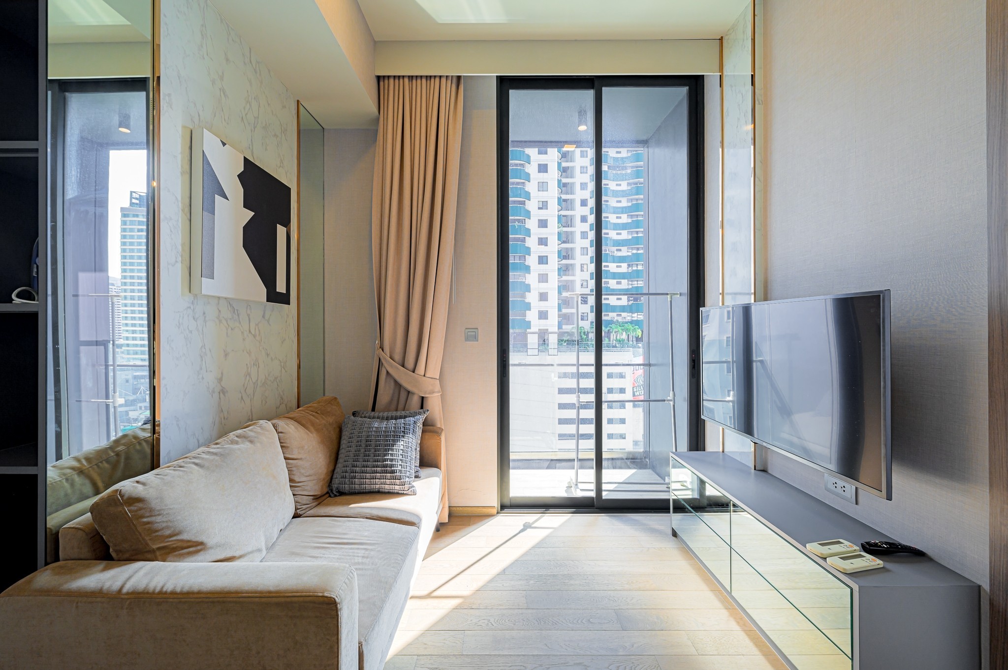 ขาย Celes Asoke ห้องสวย ราคาดีมาก ตกแต่งเฟอร์ครบ พร้อมอยู่