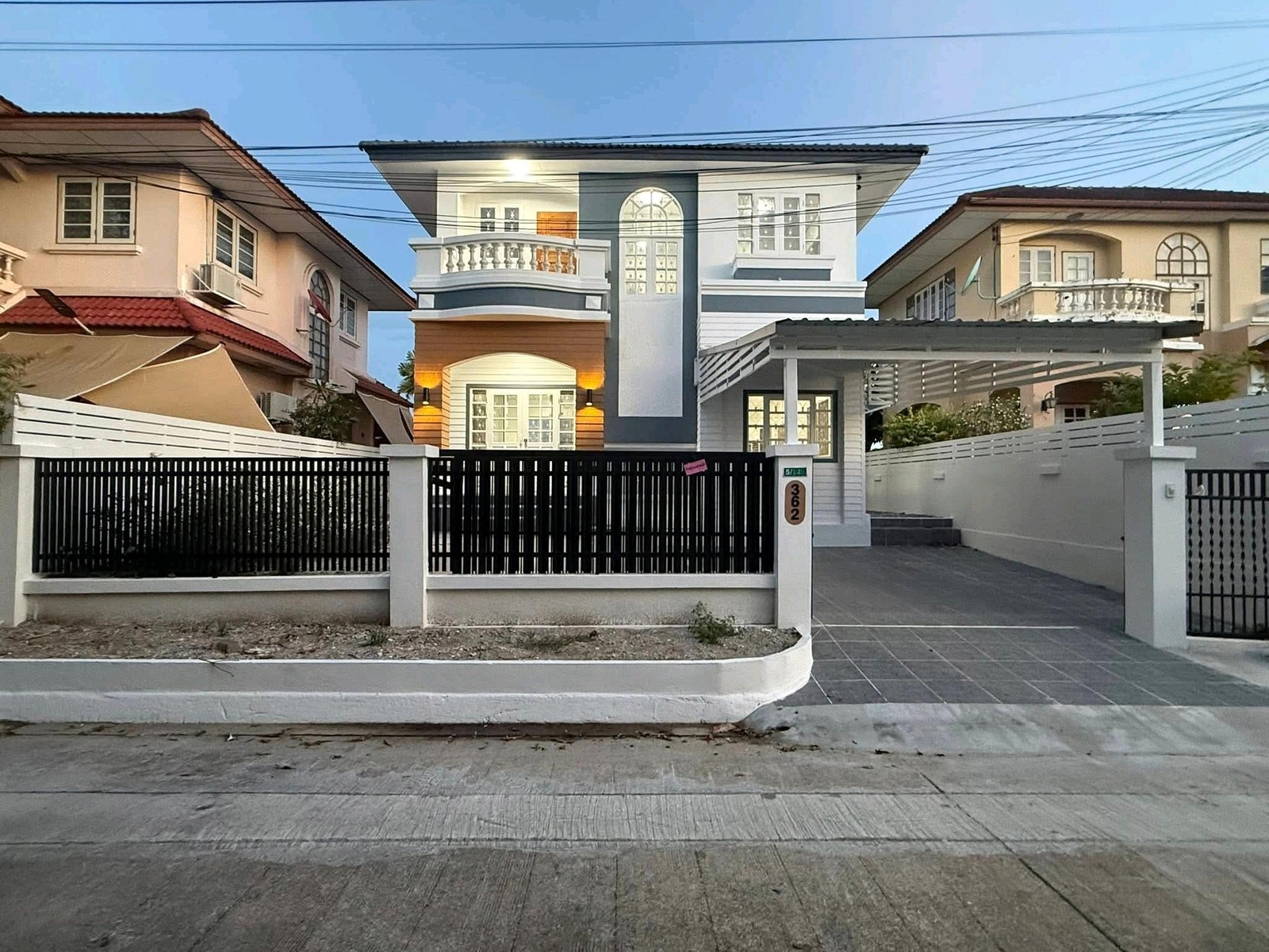 💫Single house for sale, Wararom Phetkasem 81, Bang Bon 5💫
✨Newly renovated, ready to move in
✨Near the central garden, good atmosphere.
✨House faces north.
✨There is a parking roof. and kitchen counter ready for use