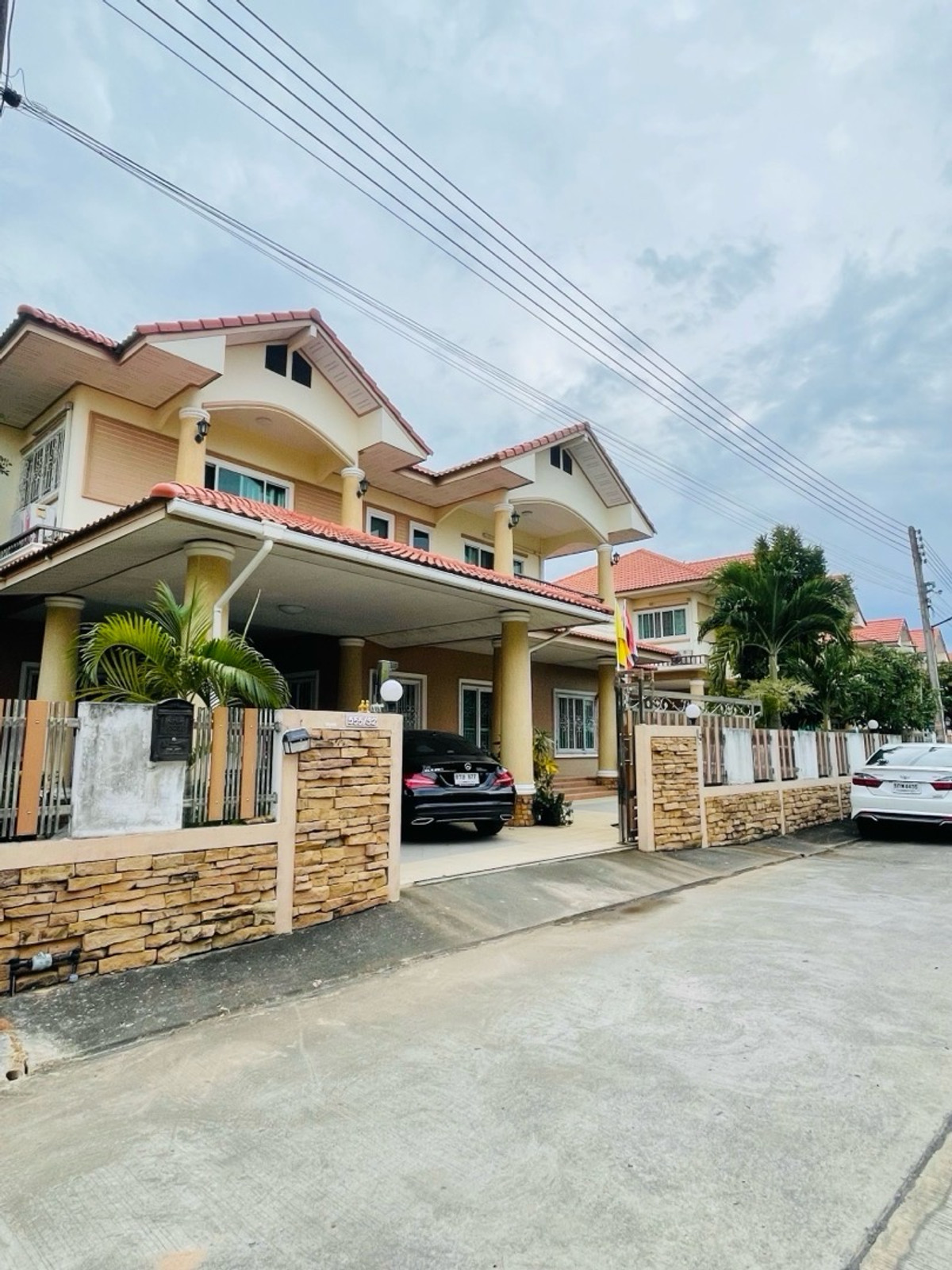 Single house, area 108 sq m, fully furnished, key card access system, common area is a lake-walking area. Exercise every day There is space to grow vegetables around the house.