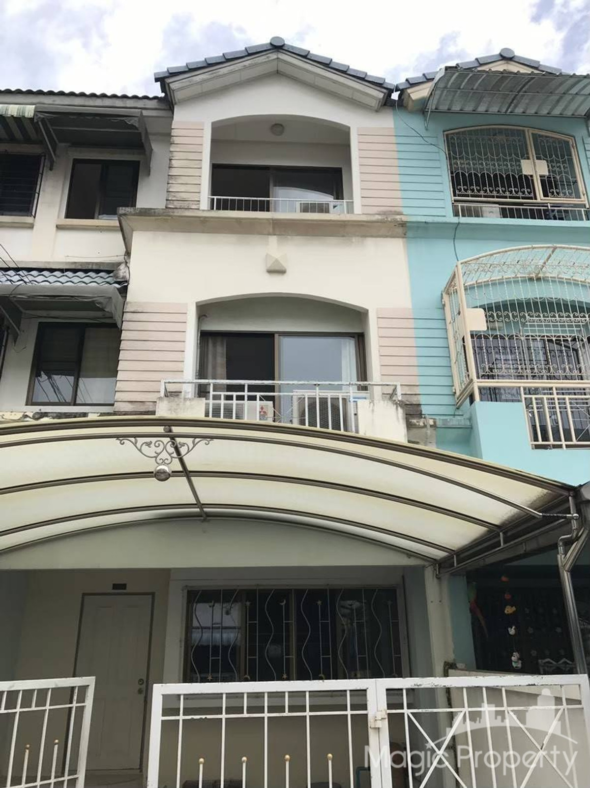3 Story Townhouse For Sale in Baan Klang Muang Rama 9 Soi 43, Rama 9 Road, Phatthanakan, Suan Luang, Bangkok