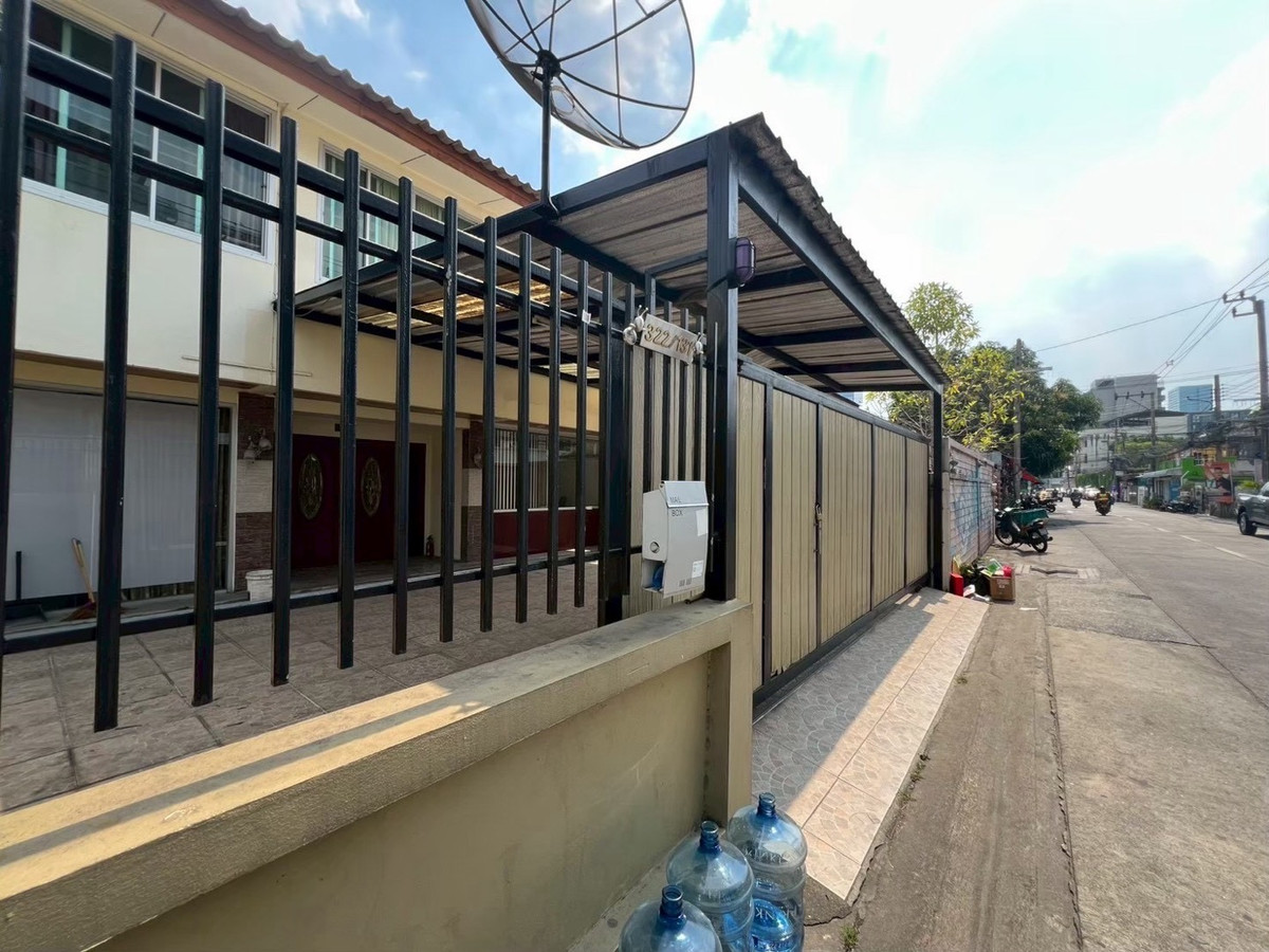 Single house Ratchada, 2 floors, 3 bedrooms, can be used as an office. Single house Ratchada, 2 floors, 3 bedrooms, can be used as an office.