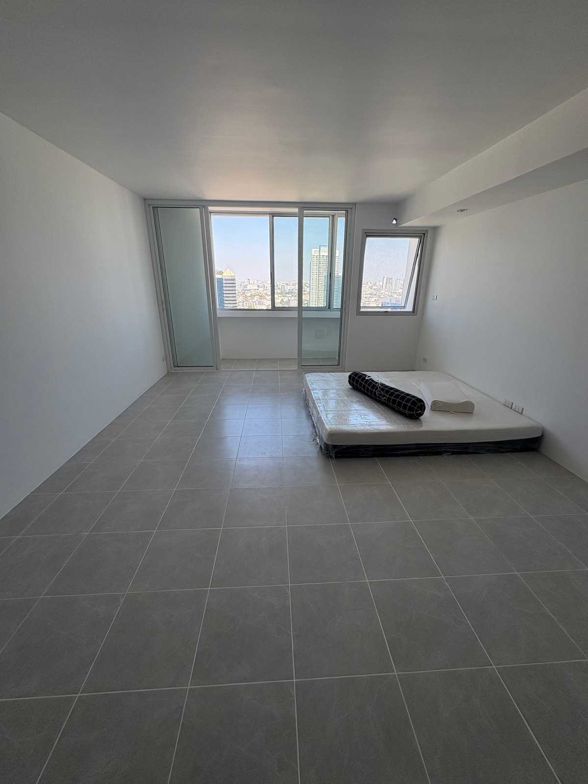 Condo has been renovated. You can make an appointment to see the room at BTS Phahonyothin. There is a Central Department Store built next to the condo near Lat Phrao Intersection, Ratchayothin, Vibhavadi, SCG PARK. Condo has been renovated. You can make an appointment to see the room at BTS Phahonyothin. There is a Central Department Store built next to the condo near Lat Phrao Intersection, Ratchayothin, Vibhavadi, SCG PARK.