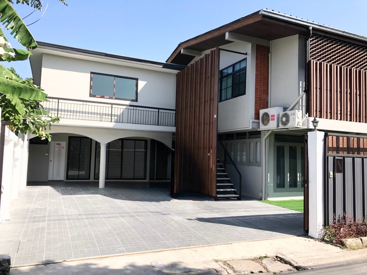 House for Rent Ladprao 35 near MRT Lat Phrao Newly Renovated 2-Storey House 100 sq.w 6 Bedrooms 8 Parking pet allowed
Ideal for Home Office  