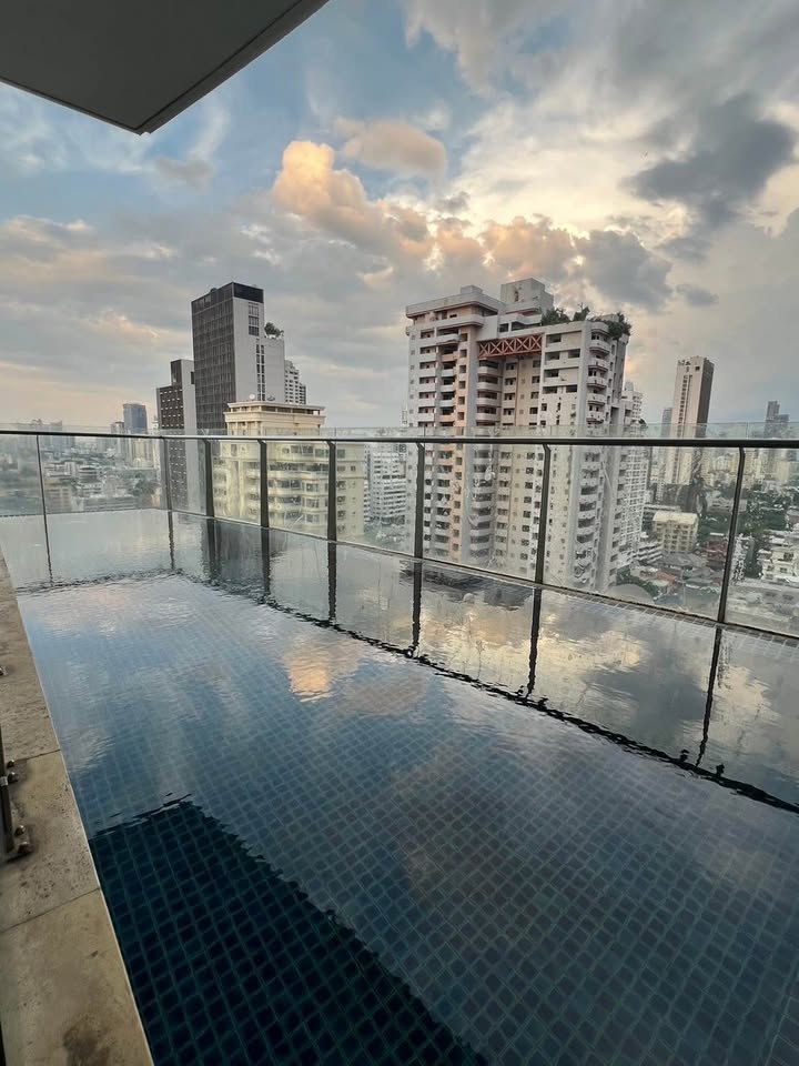 Le Raffine Sukhumvit 31, Luxury Condo with private pool near BTS Phrom Phong