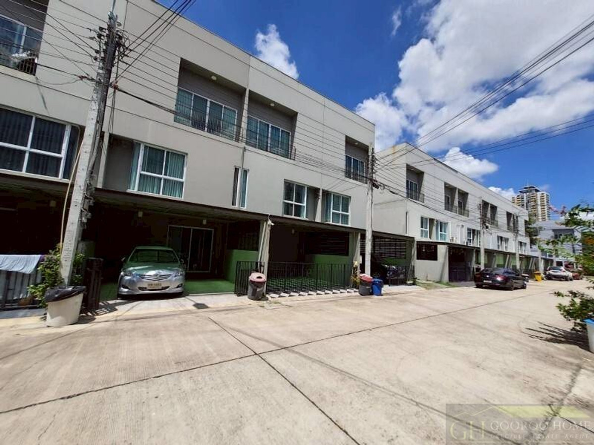 3-story townhome for sale, Patio Chaengwattana, very cheap price, area 18.8 sq m, 3 bedrooms, 3 bathrooms, the front of the house faces north, the house is cool and comfortable, not hot in the sun all day.