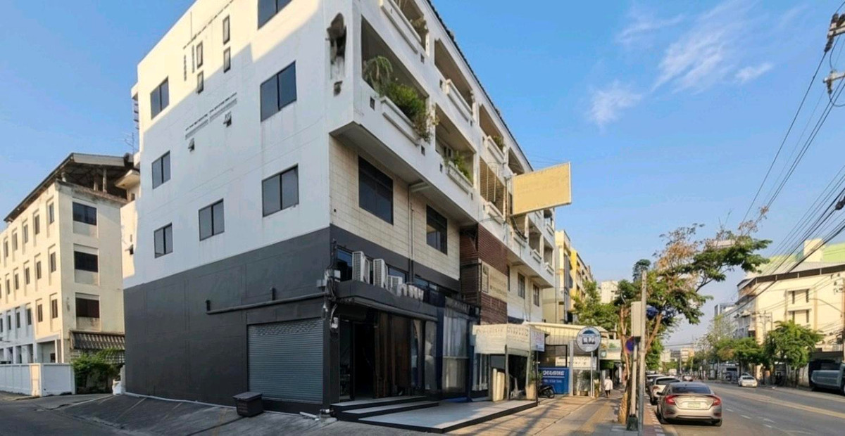 Good price! Udomsuk Building, corner, 2 rooms, 4.5 floors, 69.2 sq m, with parking for 6 cars, community area, through Sukhumvit, Srinakarin.